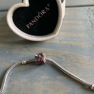 Pandora- solid present charm 🎁